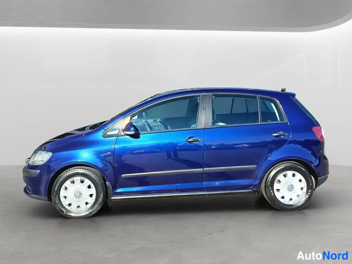 Sivulta: Sivusta otettu kuva sinisestä Volkswagen Golf -autosta