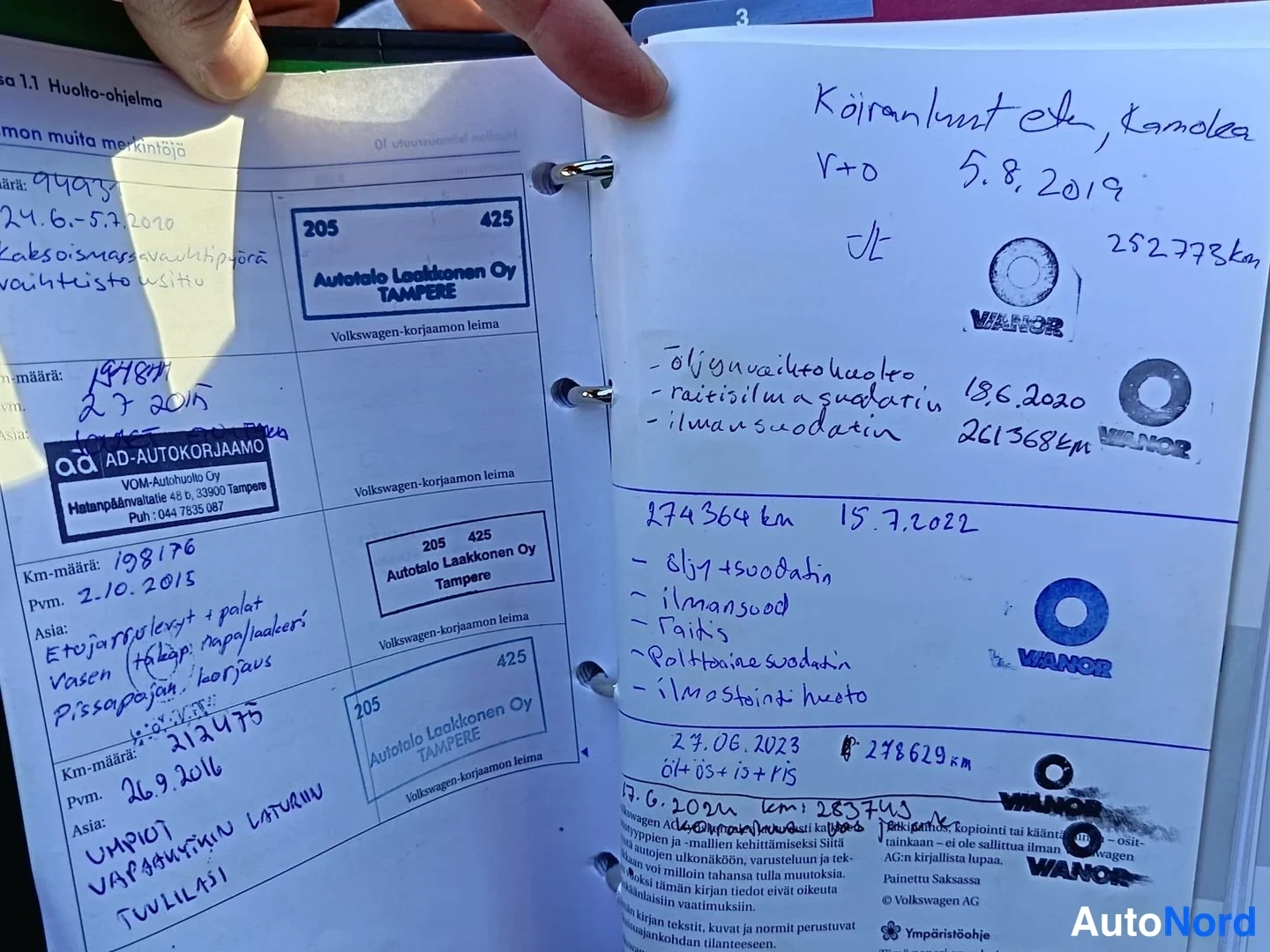 Asiakirja: Huoltokirjan aukeama. Vasemmalla vasen sivu oikeammalla oikea sivu, jolla lukee Koiranluudelta, Tanneka V+O 5.8.2019. Kilometrit 252773km ja 261368km on merkitt