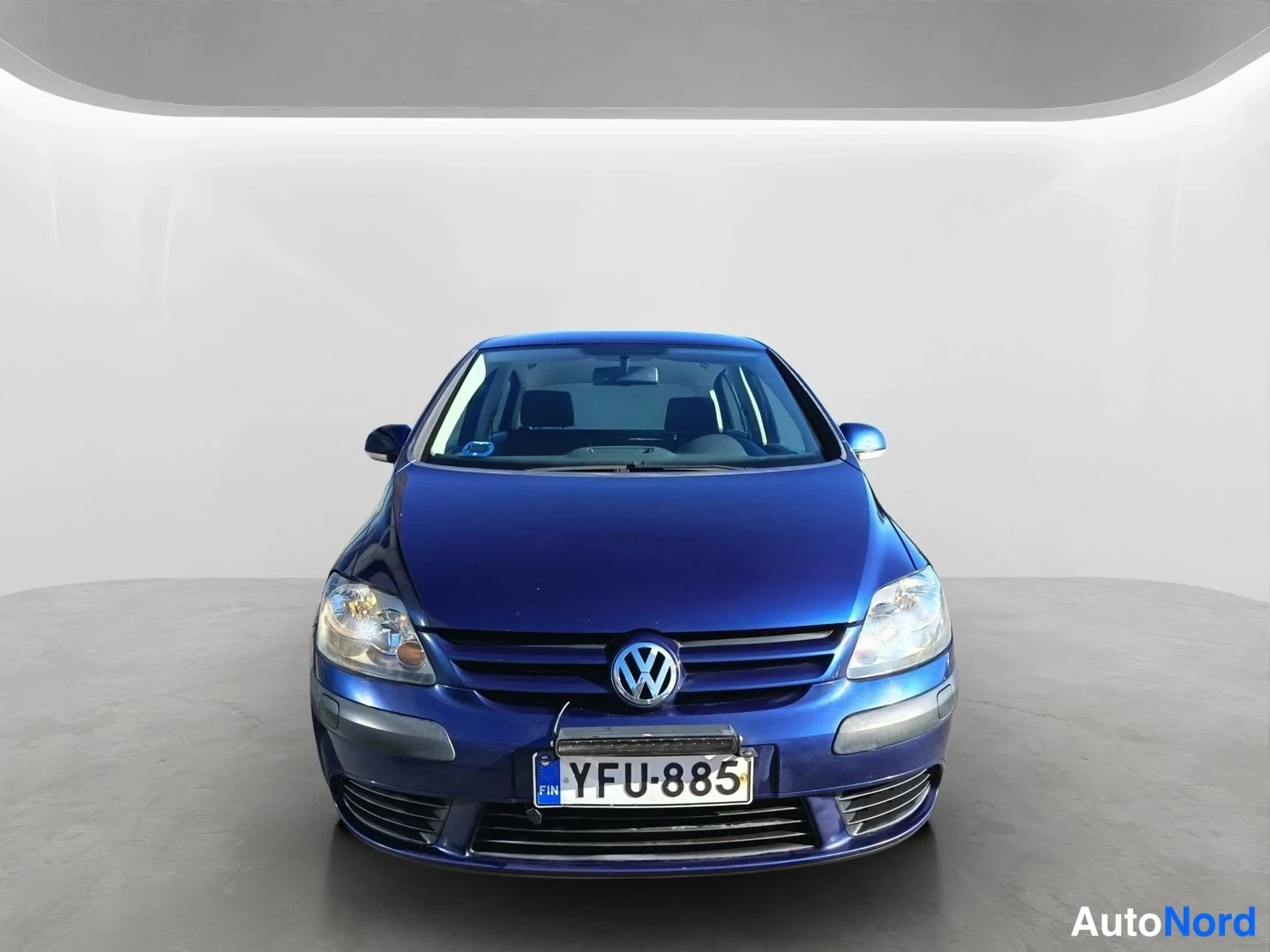 Sininen Volkswagen Golf 2006, edestä, kuva 3