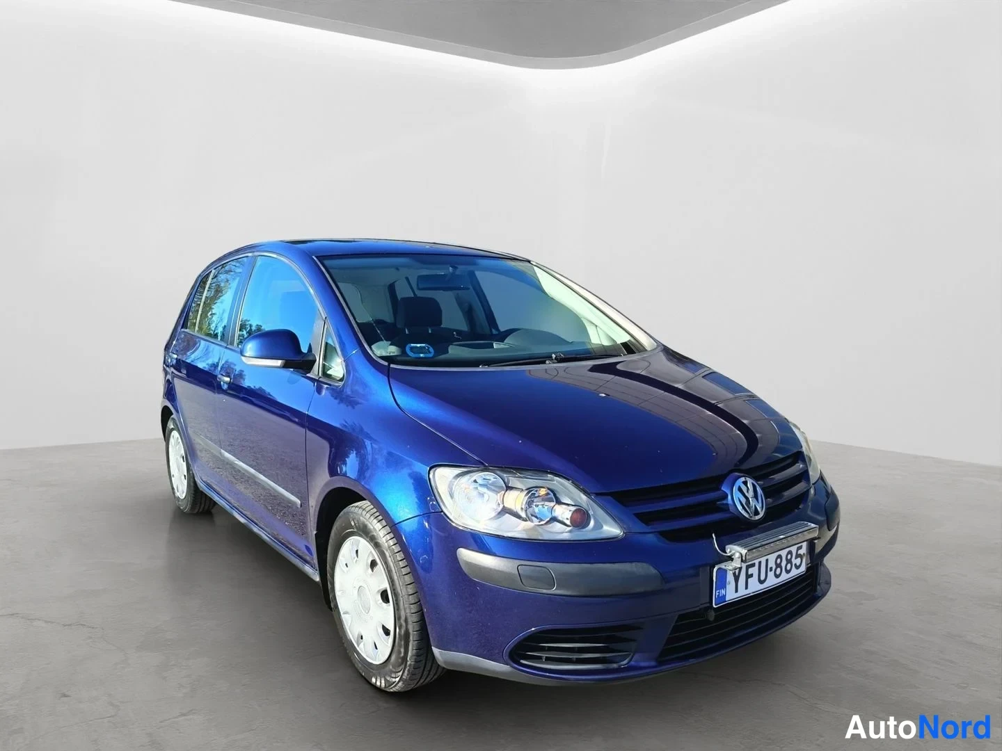 Sininen Volkswagen Golf 2006, etuviisto, keula oikealle, kuva 2