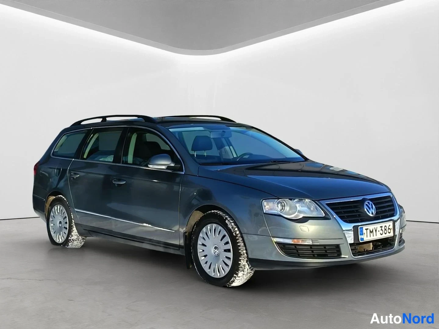 Etuviisto, nokka oikealle: Volkswagen Passat Variant -farmari etukulmakuvasta oikealta, kromikoristeinen etusäleikkö ja rekisterikilpi näkyvissä.