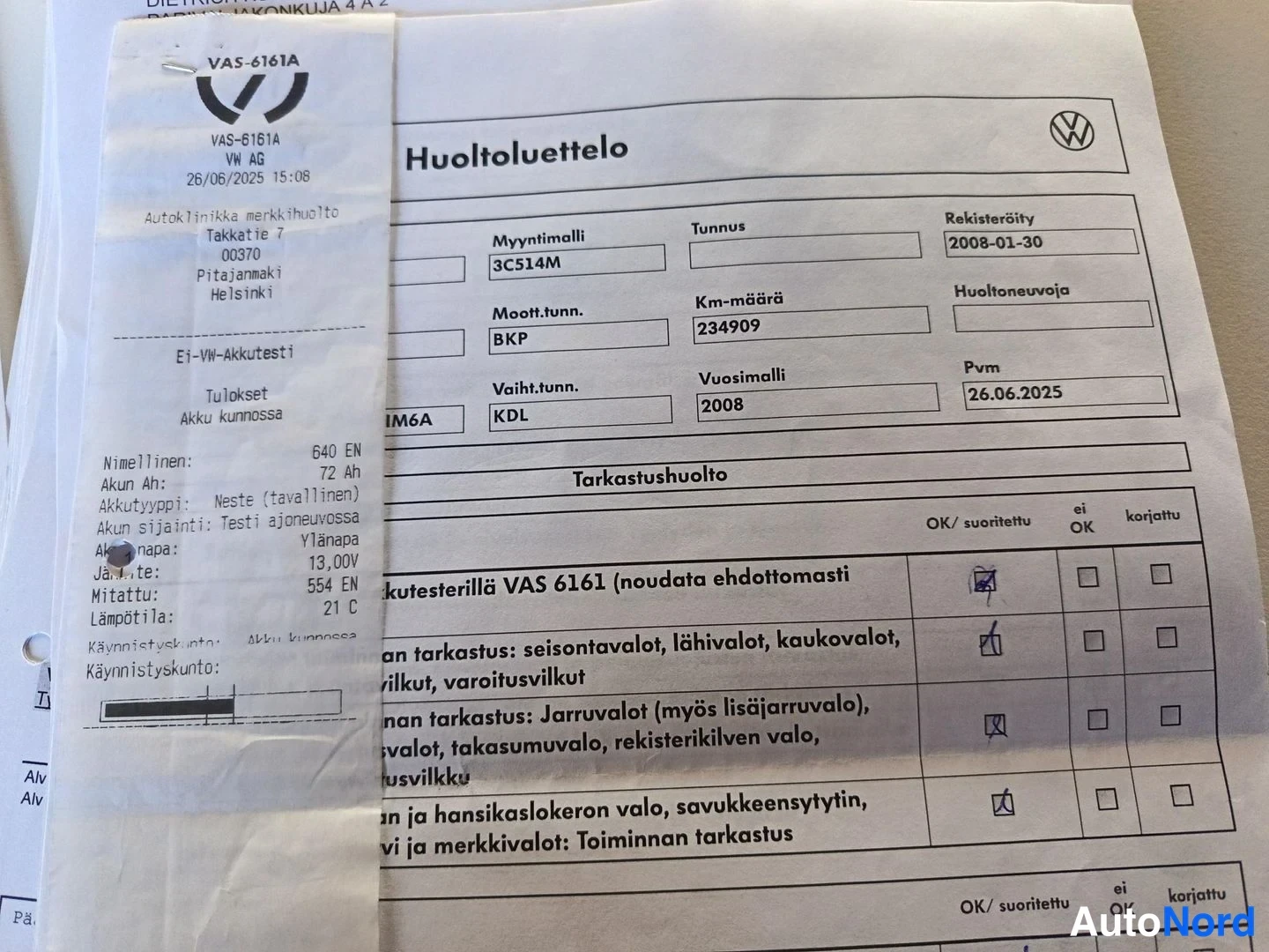 Yksityiskohta: Volkswagen Service (Huoltoluettelo) 页面和 VAS-6161A 测试仪打印输出，显示了测试结果和车辆数据。