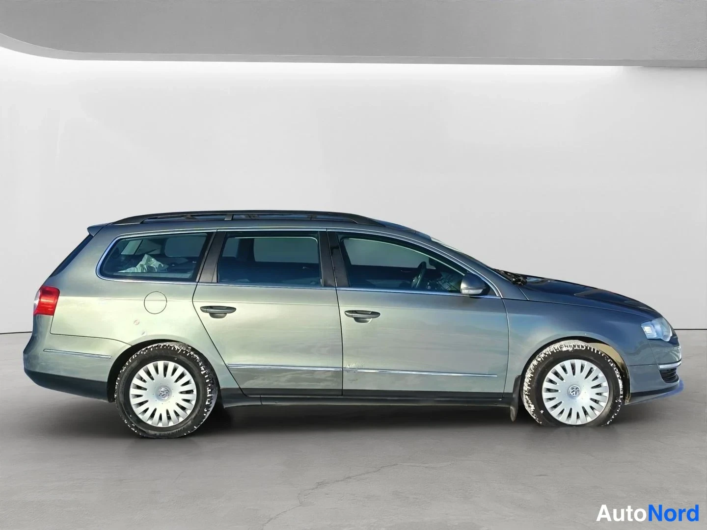 Sivulta: Volkswagen Passat Variant -farmari sivukulmasta, kokonainen kylki näkyvissä kattokaiteineen ja nestekaasutaluettelo takapyhän kohdalla.