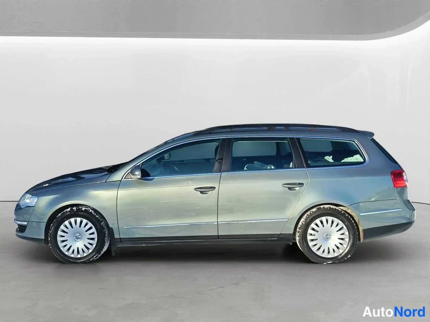 Etuviisto, nokka vasemmalle: Volkswagen Passat Variant -farmari, harmaanvihreä, kolmeNeljäsosakuva keulasta vasemmalle
