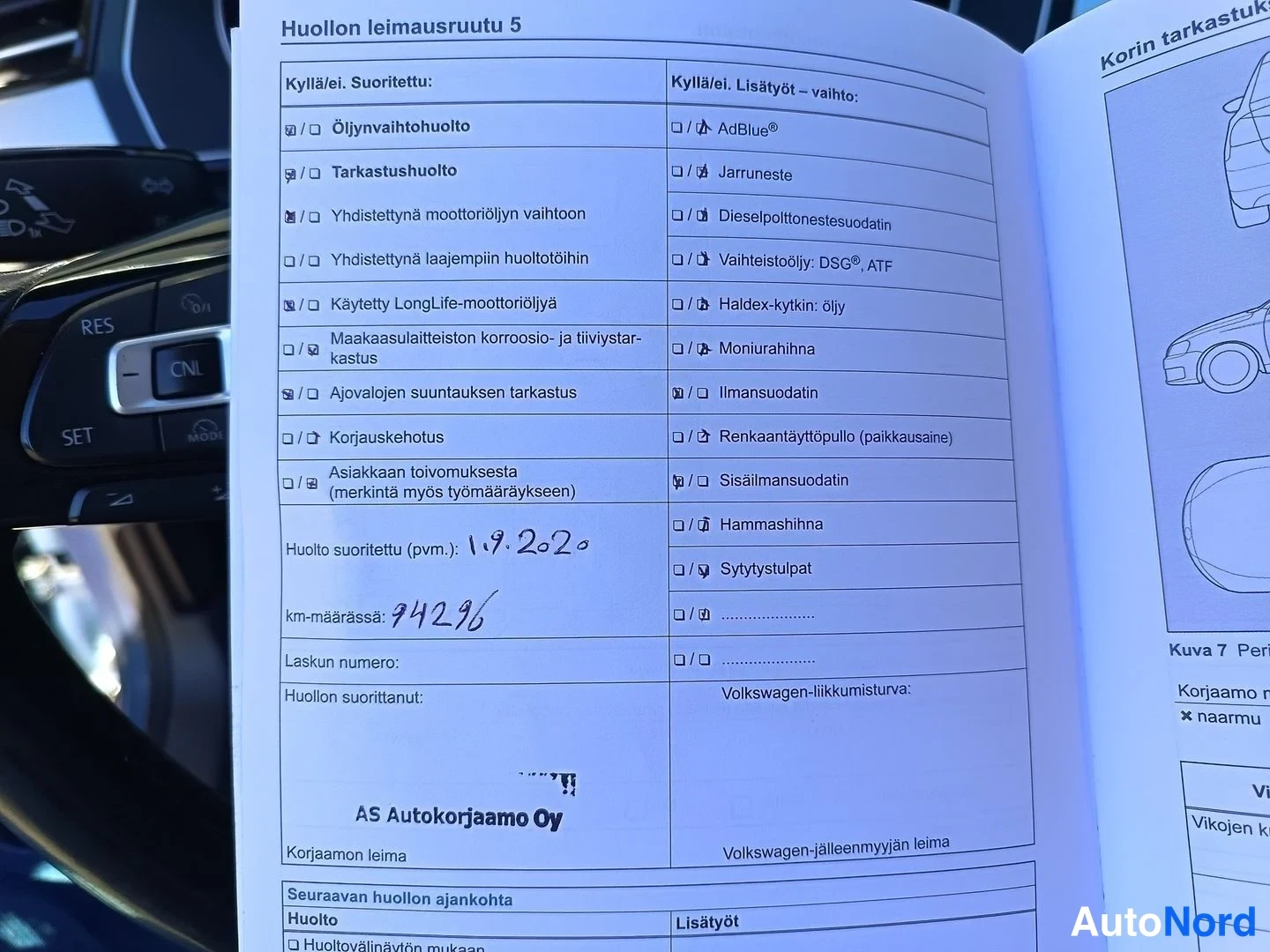 Asiakirja: Huoltokirjan sivu Huollon leimausruutu 5, käsin täytetty huolto 1.9.2020 ja km-määrä 94296, leimana AS Autokorjaamo Oy.