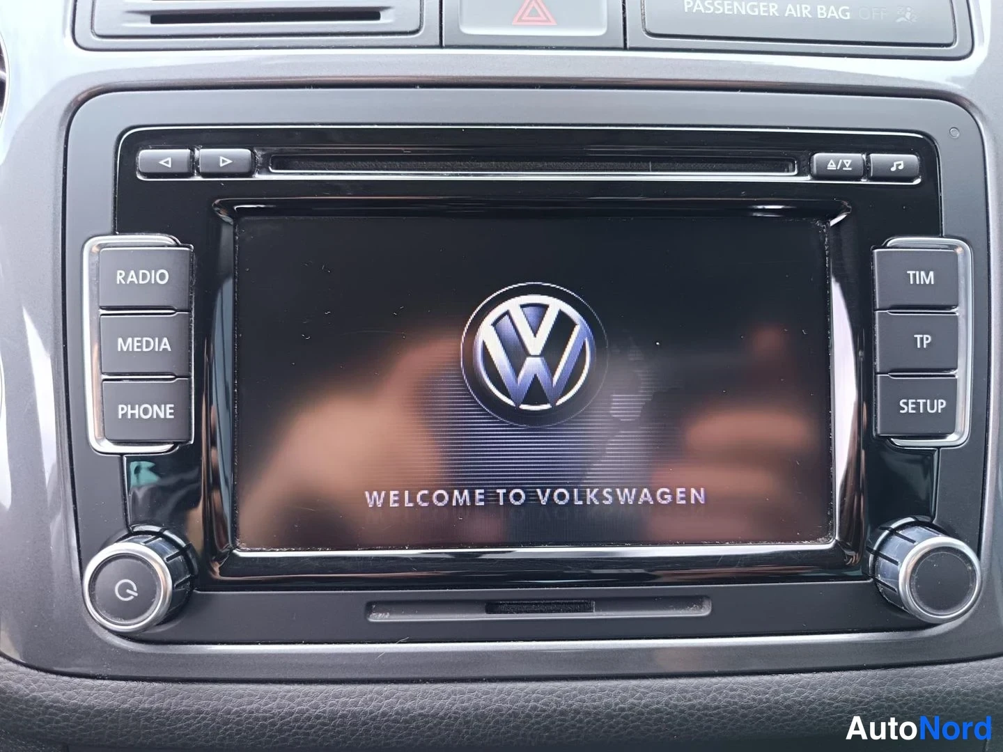 Ohjaamo: Car infotainment screen displaying Volkswagen logo and welcome message.