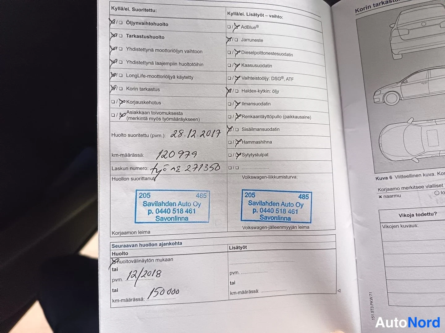 Asiakirja: Huoltokirjan sivu, jossa käsinkirjoitettu huolto 28.12.2017, 120 979 km, Savilahden Auto Oy:n leimat ja seuraava huolto 12/2018 tai 150 000 km.