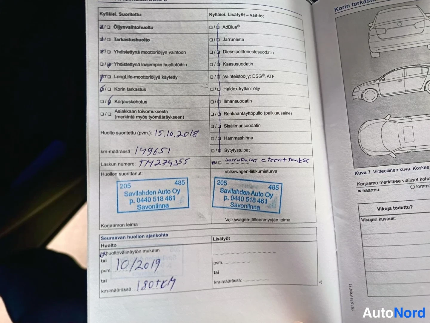 Asiakirja: Huoltokirjan sivu, jossa käsinkirjoitettu huolto 15.10.2018, 149 651 km, Savilahden Auto Oy:n leimat ja lisätyt jarreuplat e teorit teksac -merkintä.
