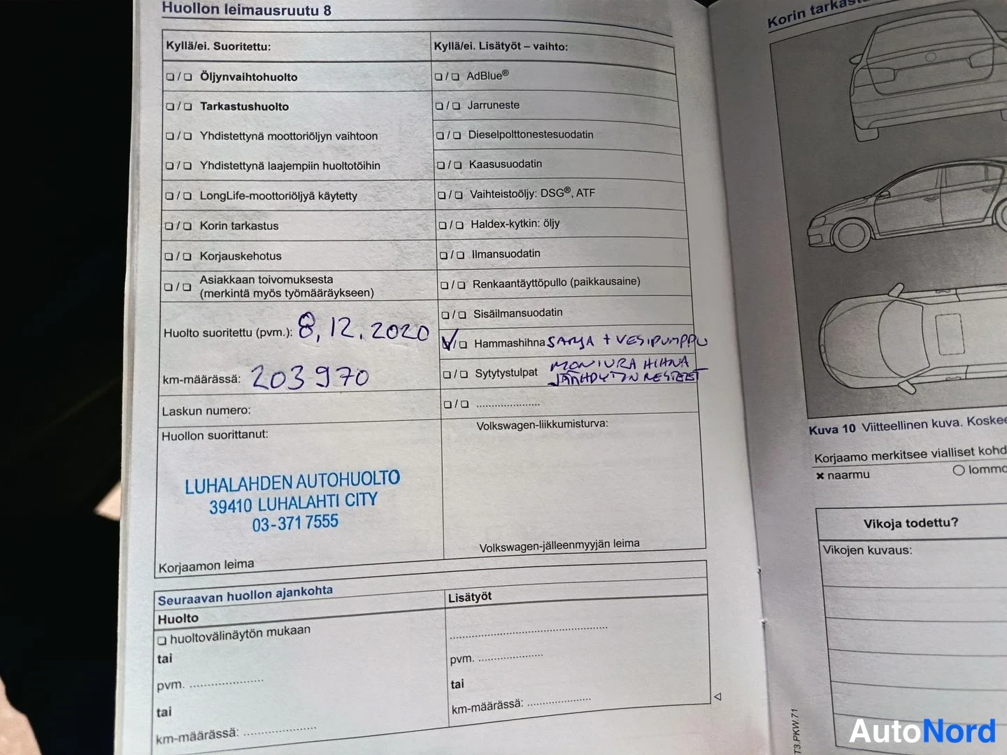 Muu: Auton huoltokirjan leimaussivu: käsinkirjoitettu huoltopäivämäärä 8.12.2020, km-lukema 203 970 ja Luhalahden Autohuollon leima.