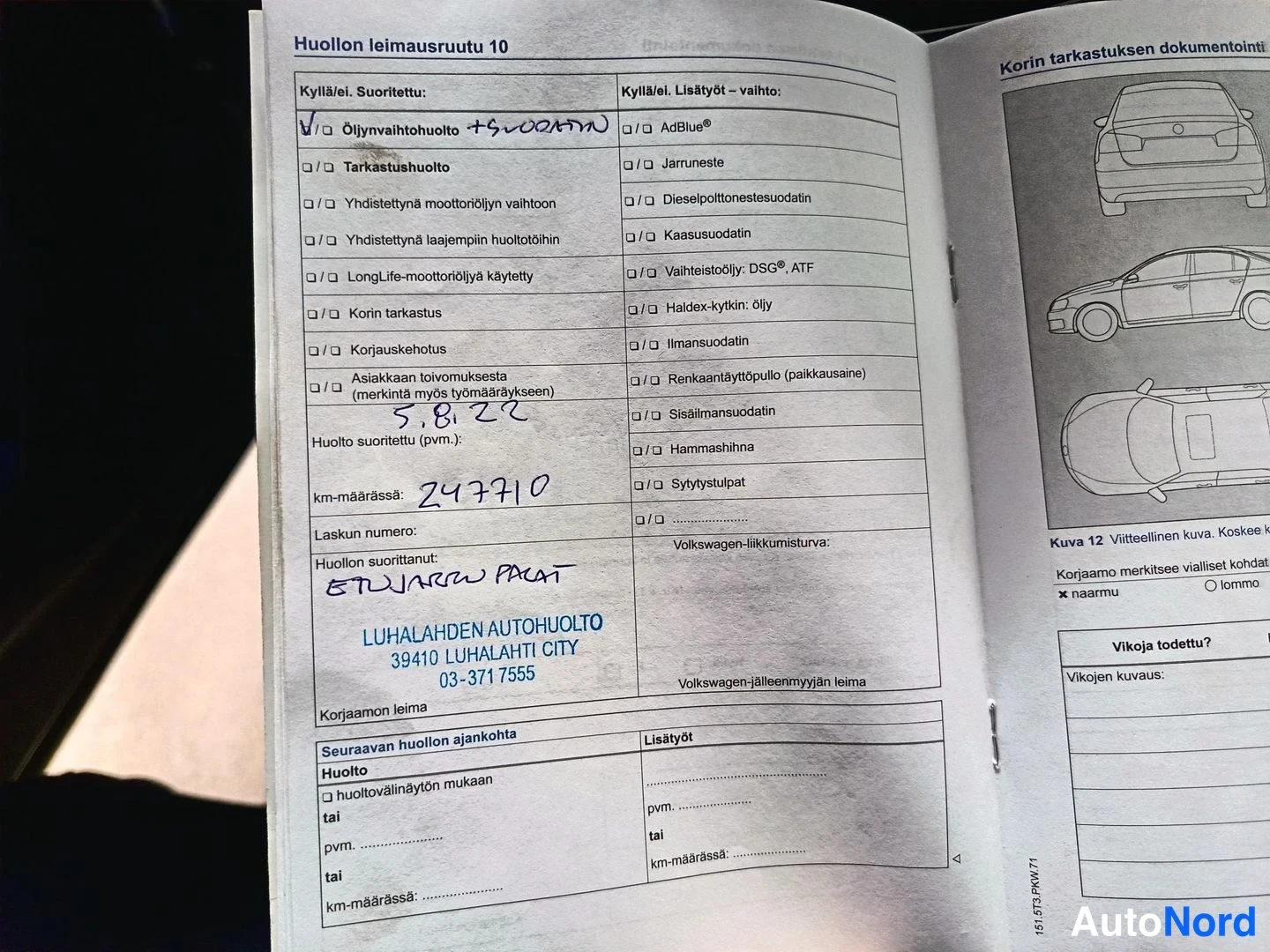 Asiakirja: A document page in Finnish, titled 'Huollon leimausruutu 10' (Service stamp area 10). Handwritten entries include 'Öljynvaihtohuolto + 5v 2024M', a date of 5.8.