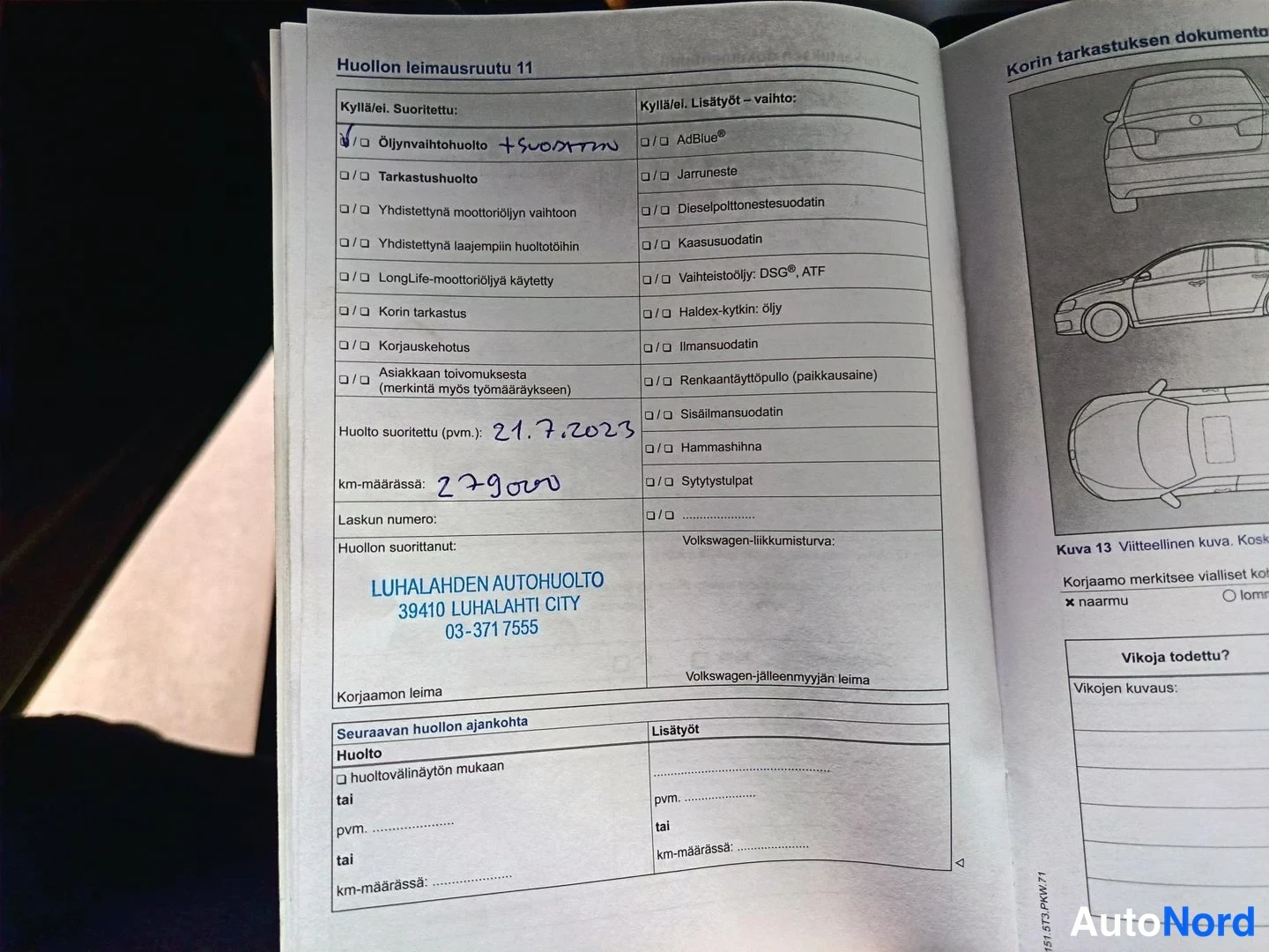 Asiakirja: Huoltokirjan sivu huollon leimausruudulla, käsin kirjoitettu huolto 21.7.2023, km-määrässä 279000, huoltoliike Luhalahden Autohuolto.