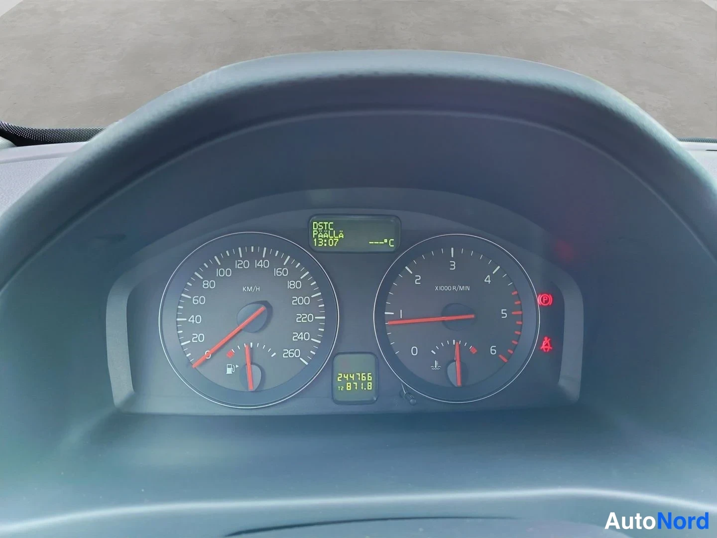 Muu: Lähikuva auton mittaristosta: nopeusmittari ja kierroslukumittari, keskellä digitaalinen näyttö ja alapuolella kokonaiskumulatiivinen kilometrilukema 244766 km.