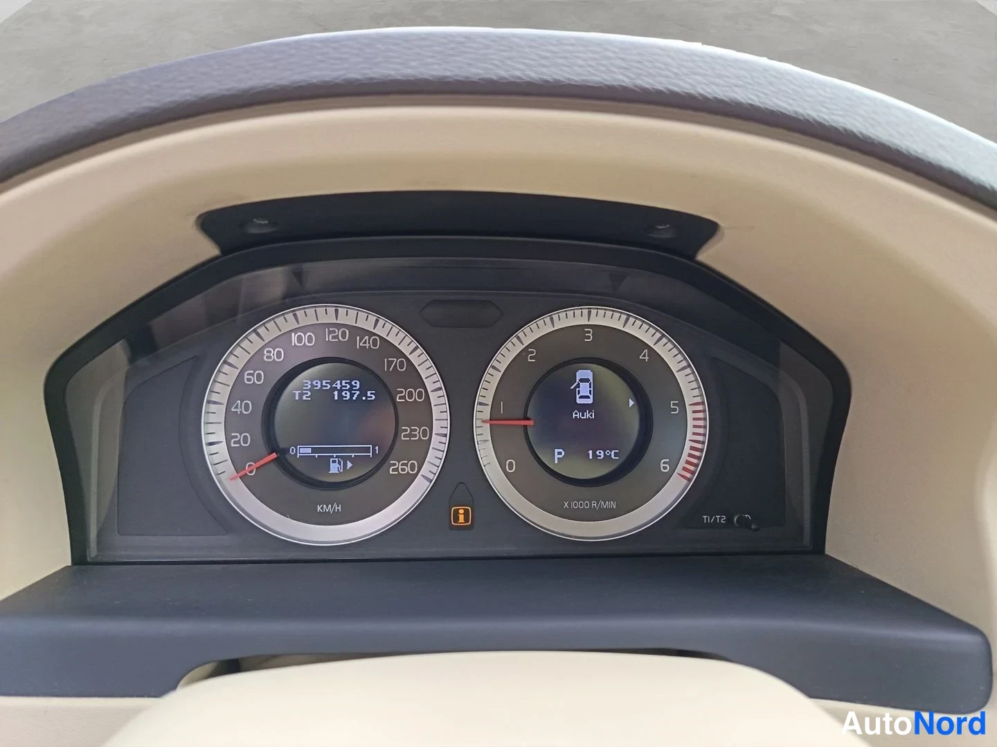 Yksityiskohta: Close-up of the instrument cluster showing the analog speedometer on the left and tachometer on the right. The digital odometer reads 395459 km.