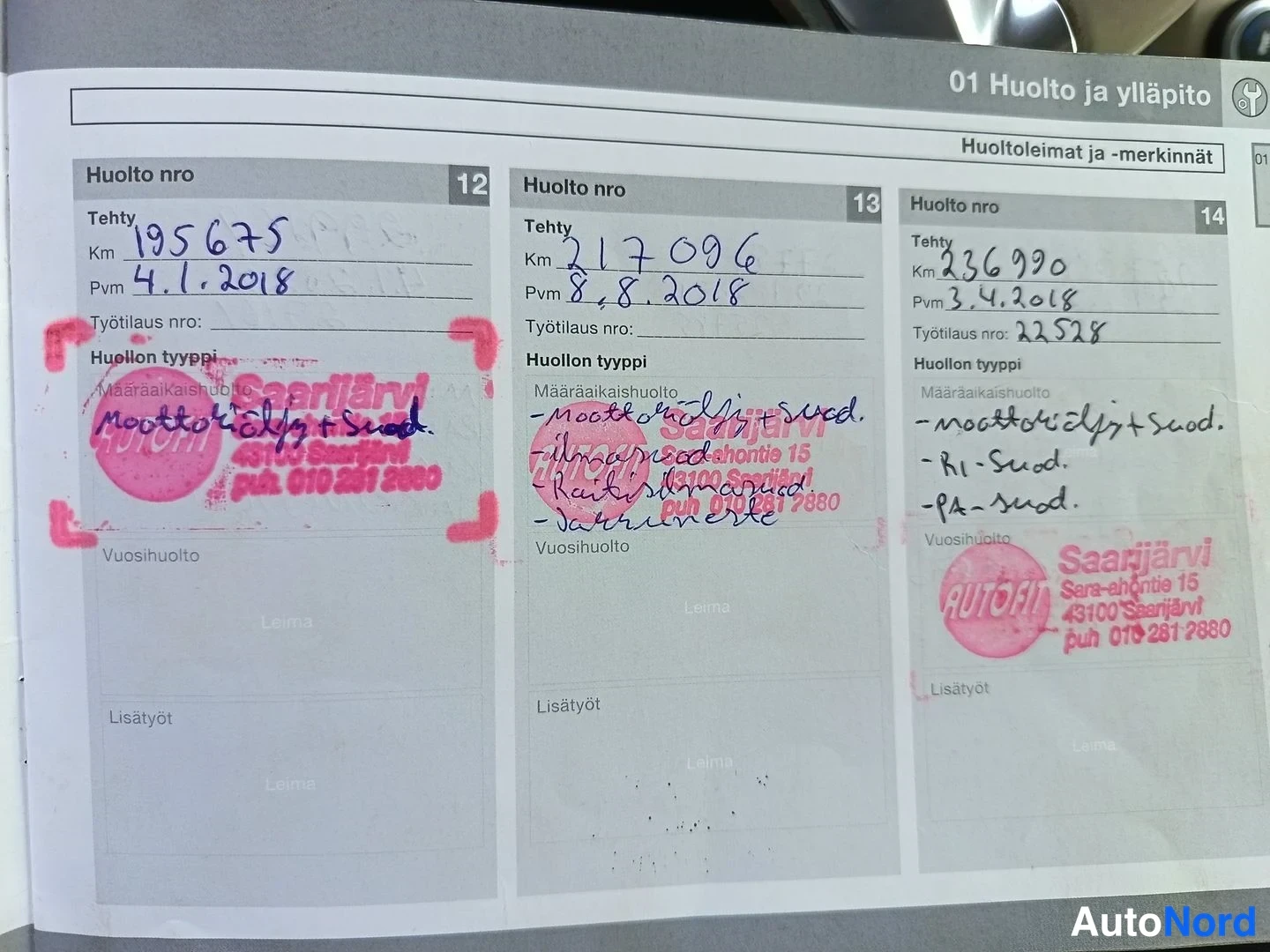 Asiakirja: Service book page with three entries: numbers 12, 13 and 14. Entry 12 shows mileage 195675 km dated 4.1.2018 with pink Saarijärvi stamp. Entry 13 shows mileage