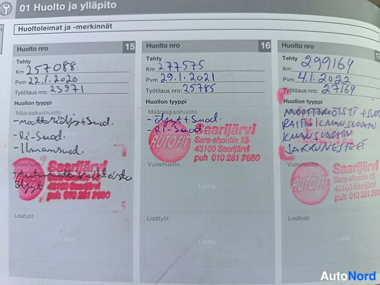 Asiakirja: Service book page with three entries: numbers 15, 16 and 17. Entry 15 shows mileage 257088 km dated 22.1.2020 with handwritten notes about oil change and winter