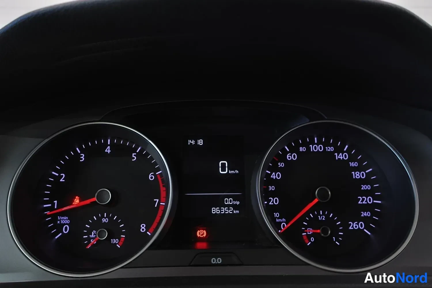 Ohjaamo: Dashboard instrument cluster showing a digital display with mileage reading of 86352 km.