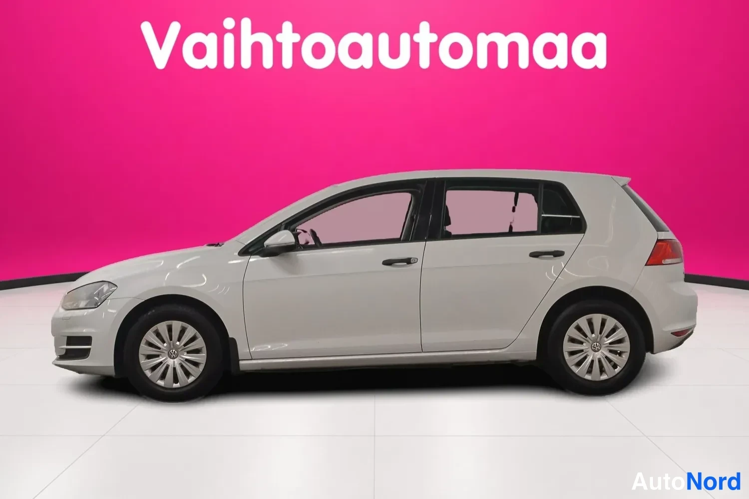 Sivulta: Valoissa oleva valkoinen hatchback täydestä profiilikuvasta; kaksi ovikahvaa näkyvissä molemmilla puolilla, takavalojen osat ovat punaiset ja hopeiset kevytmeta