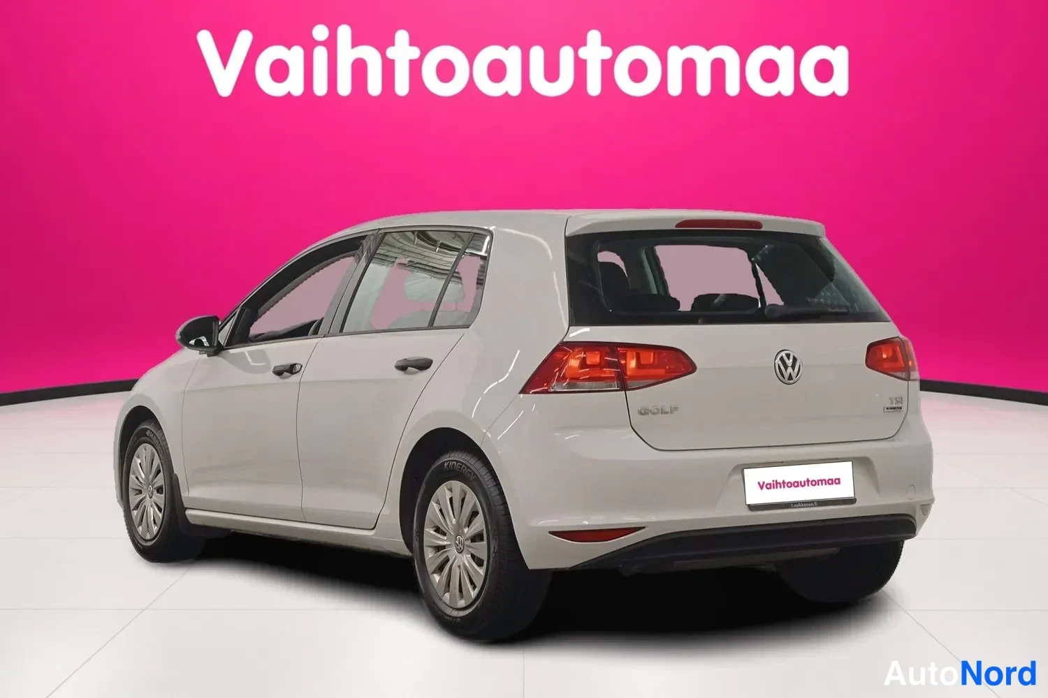 Takaviisto: White hatchback at a rear three-quarter view against a pink background