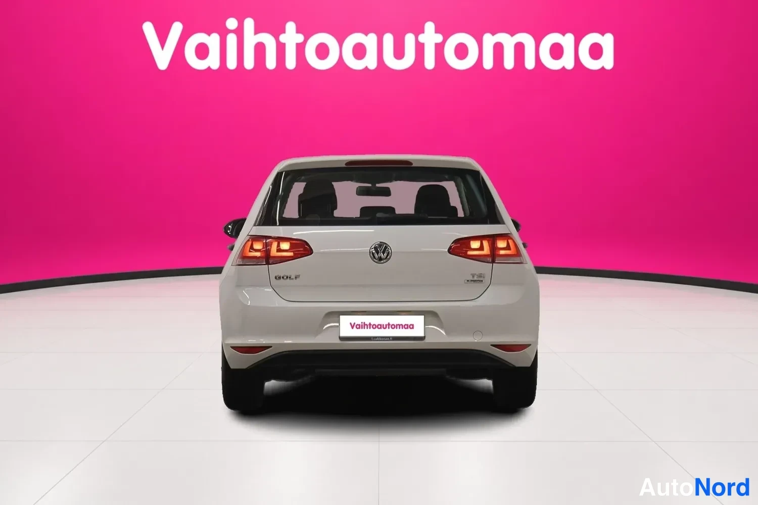 Takaa: Valkoinen autosta takapäästä valmiina pinkille taustalle