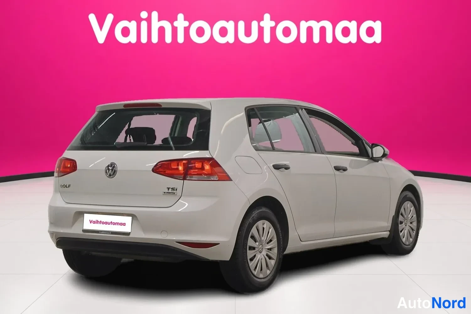 Takaviisto: Valkoinen auto, joka on kuvattu taka- ja sivunäkymästä pinkin taustan edessä.