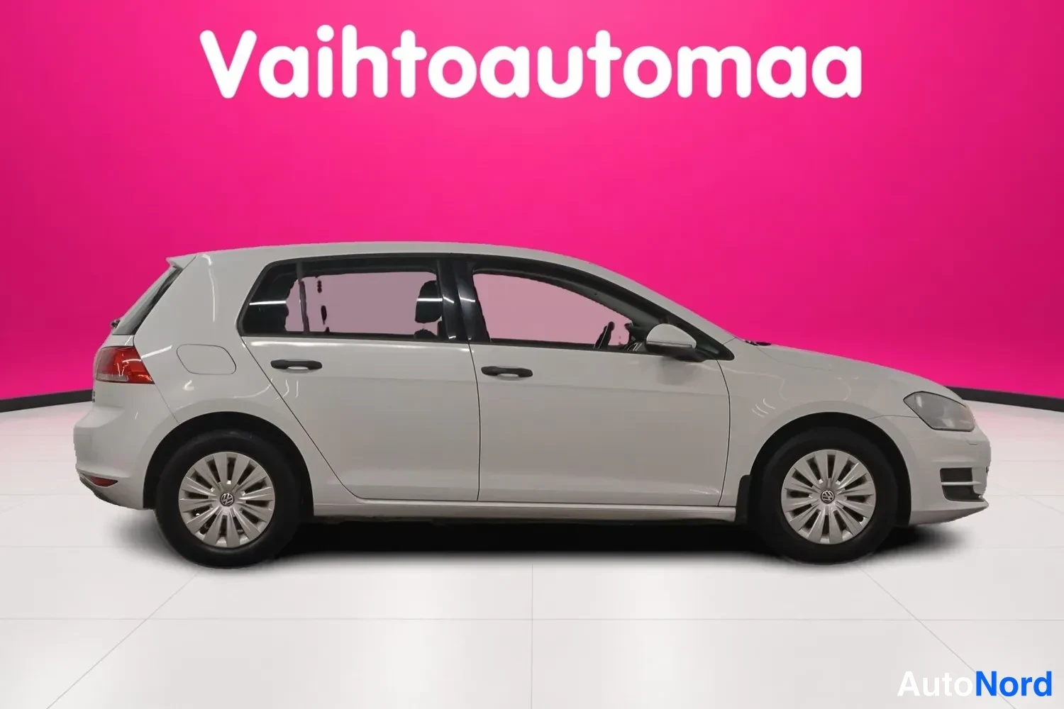Sivulta: Valkoinen auto sivusta, jossa on mustat renkaat ja pyörät, pinkki tausta.