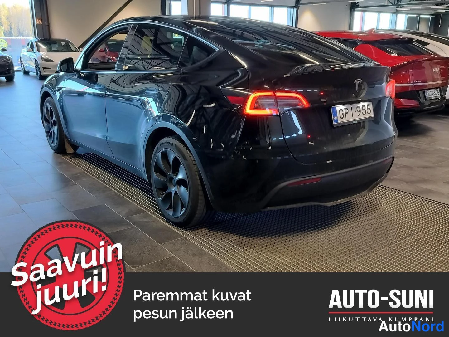Takaviisto: Mustan crossoverin takakulma myyntitilassa: takavalot, rekisterikilpi ja vasen sivu ovat näkyvissä.