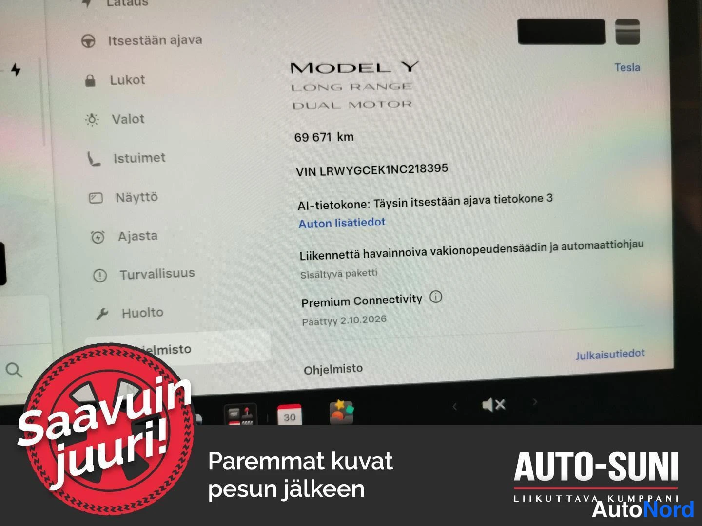 Edestä: Kosketusnäytön Tietoja-näkymä: MODEL Y LONG RANGE DUAL MOTOR, 69 671 km, VIN ja ohjelmistotiedot.