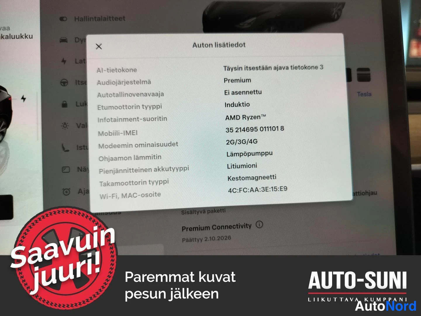 Edestä: Kosketusnäytön Auton lisätiedot -ikkuna: AI-tietokone, audiojärjestelmä Premium, moottorityypit ja MAC-osoite.