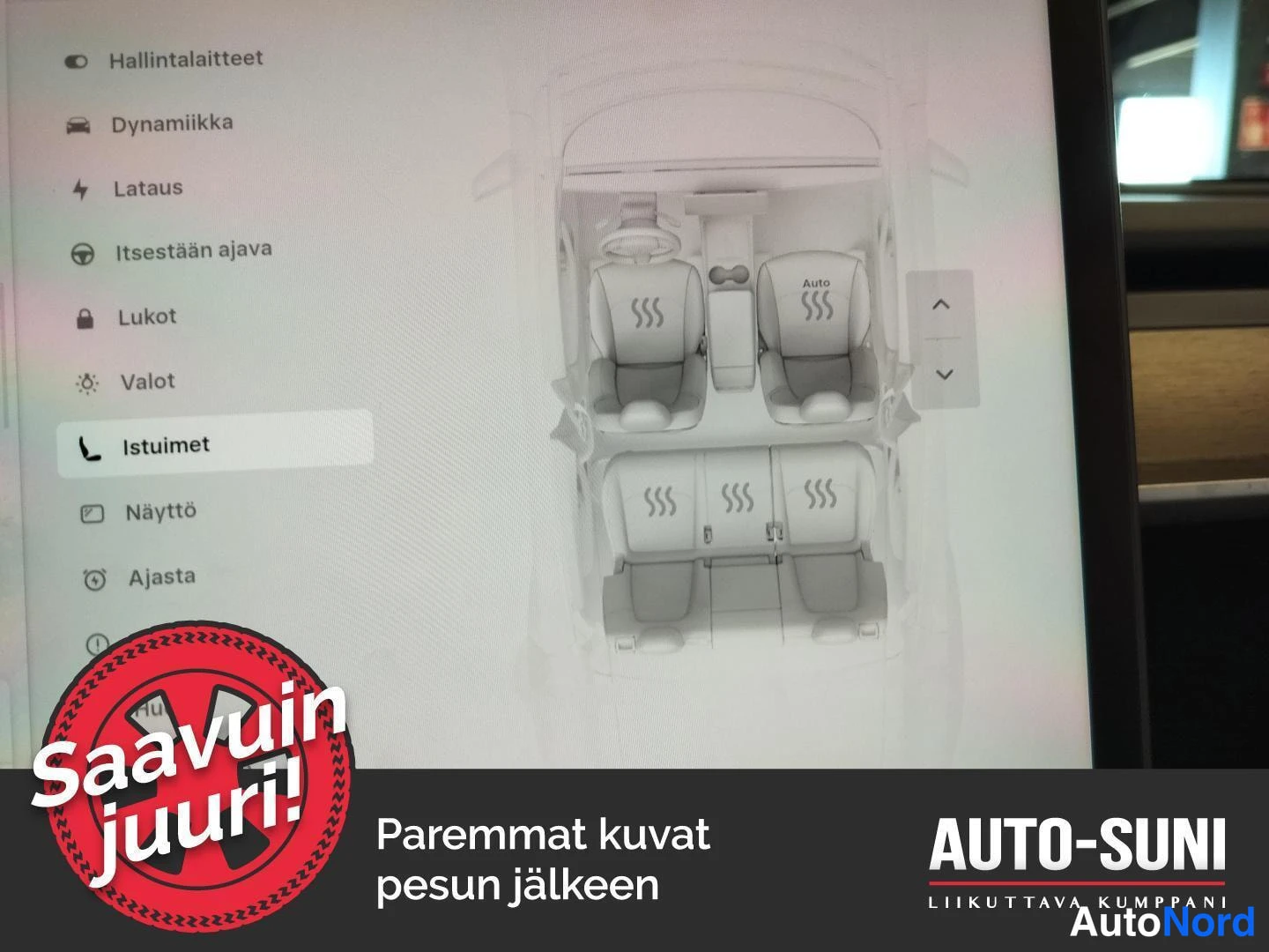 Edestä: Kosketusnäytön Istuimet-näkymä: kaavio etu- ja takapenkeistä lämmitysmerkkeineen.