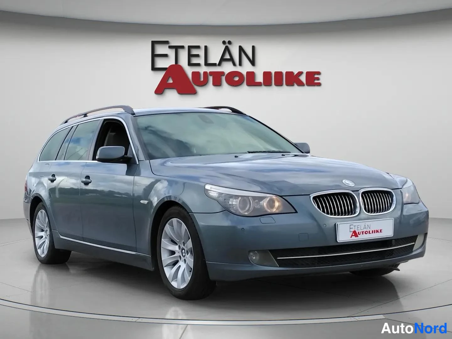 Sininen BMW 523i 2008, etuviisto, keula oikealle, kuva 3