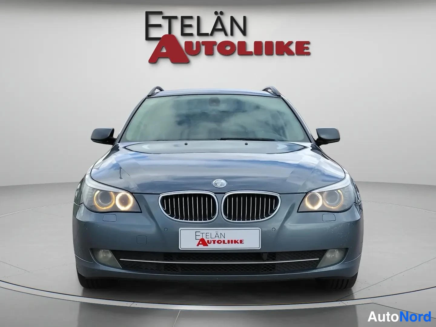 Sininen BMW 523i 2008, edestä, kuva 5