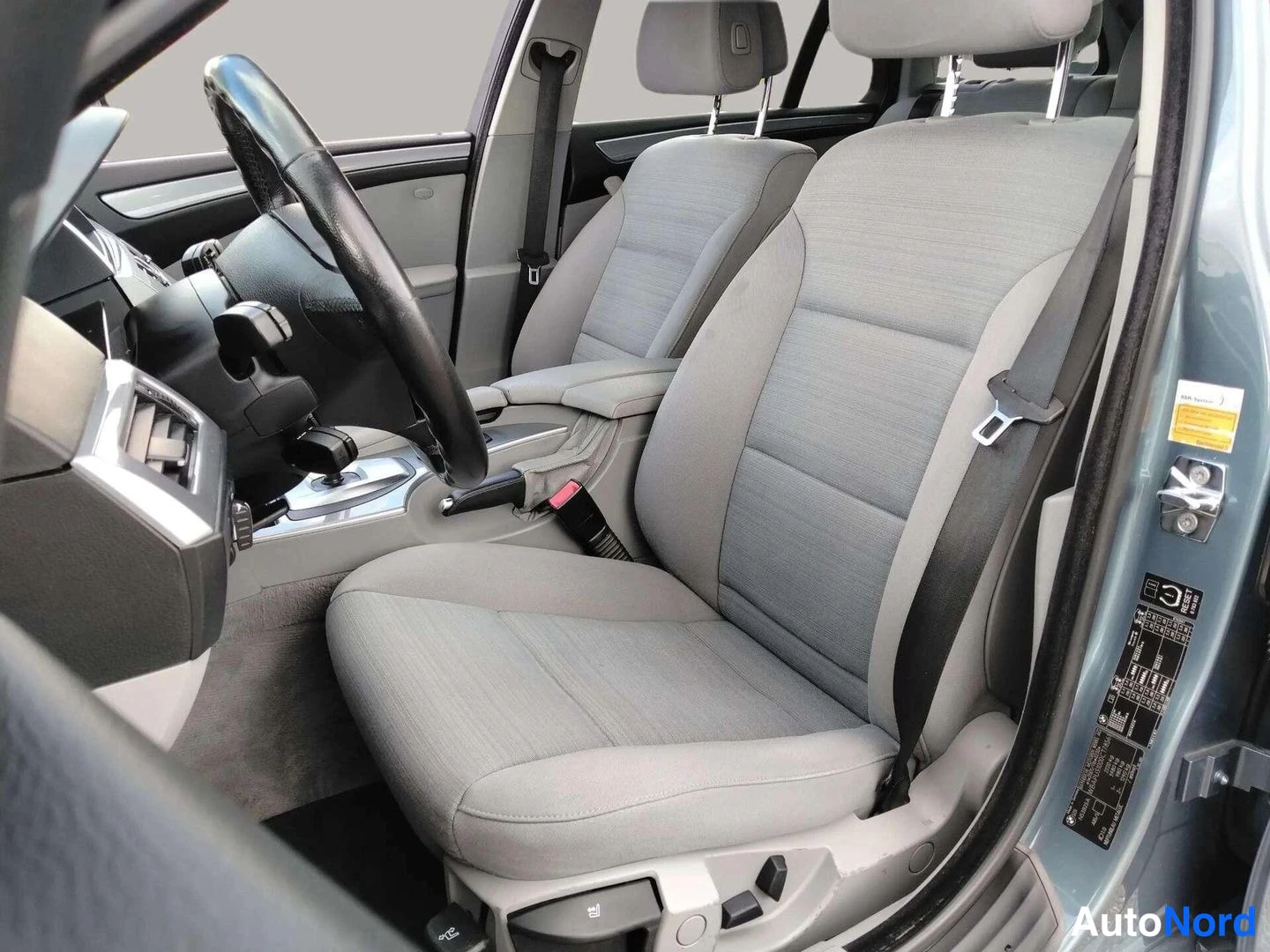 Sininen BMW 523i 2008, etuviisto, kuva 14