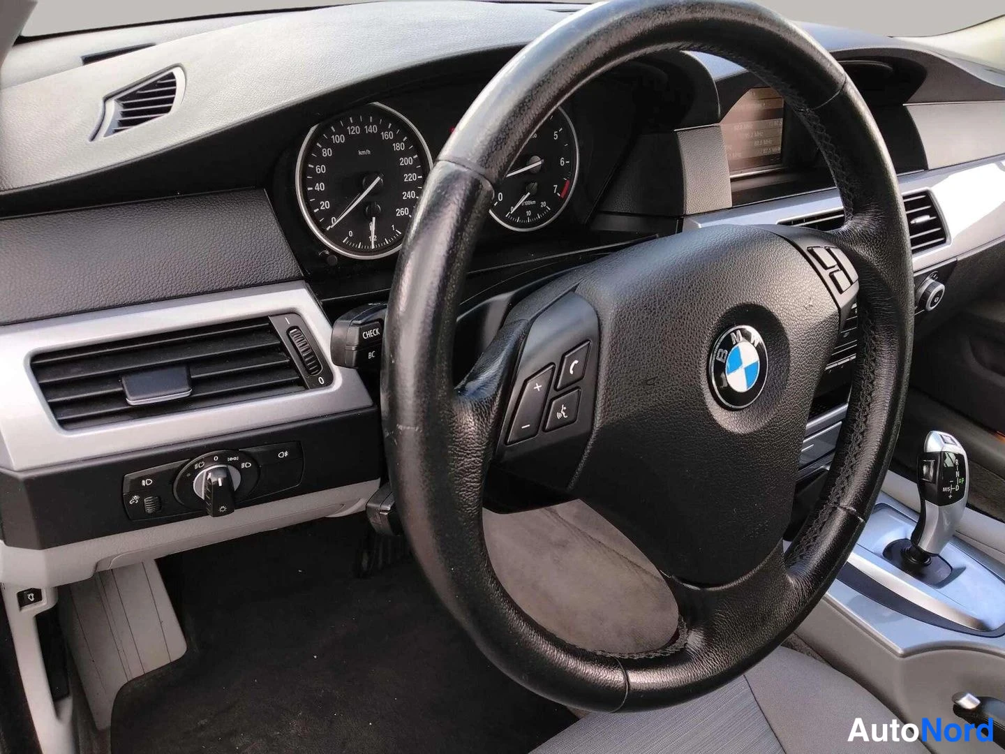 Sininen BMW 523i 2008, etuviisto, kuva 15