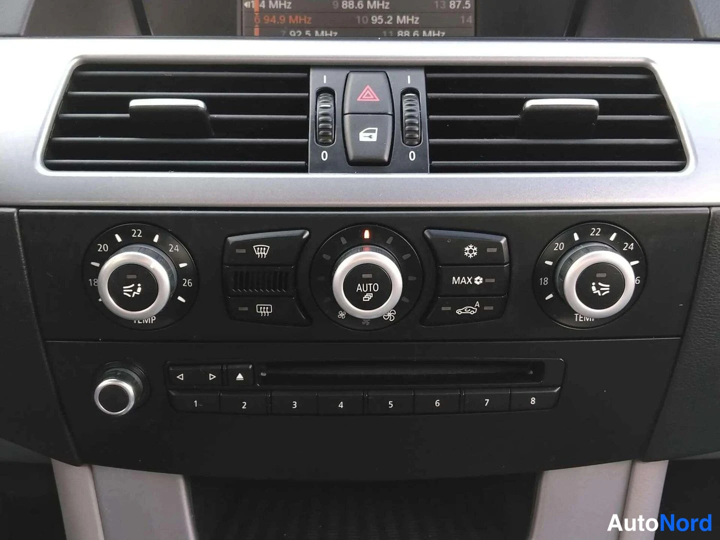 Sininen BMW 523i 2008, sivulta, kuva 8
