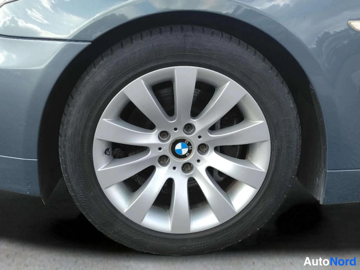 Sininen BMW 523i 2008, sivulta, kuva 7