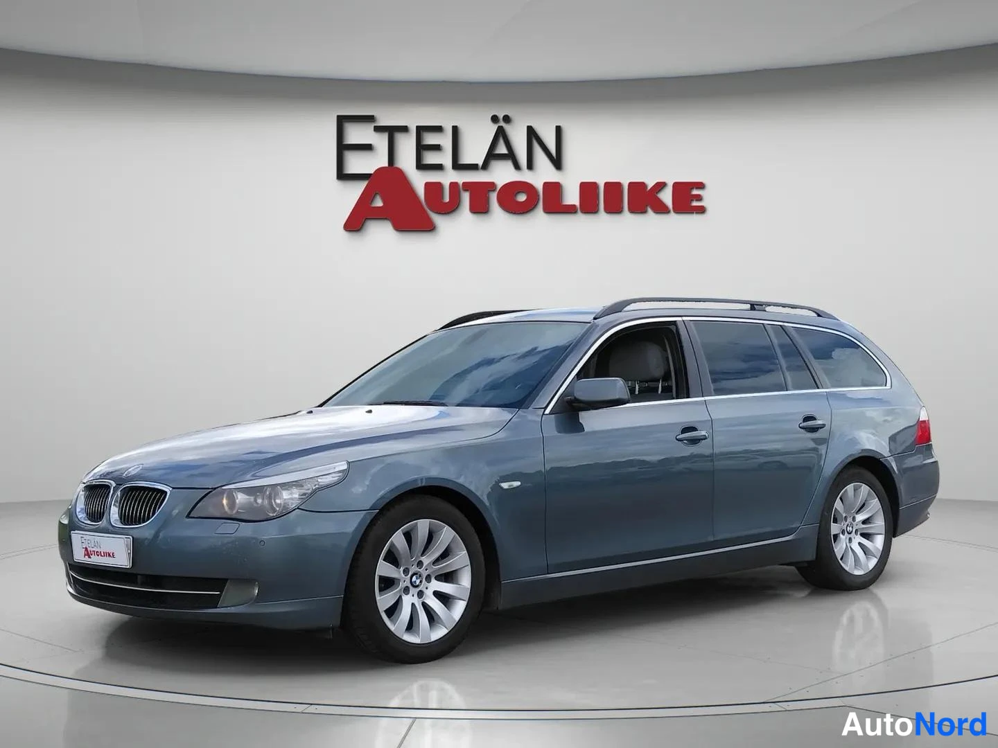Sininen BMW 523i 2008, etuviisto, keula vasemmalle, kuva 2