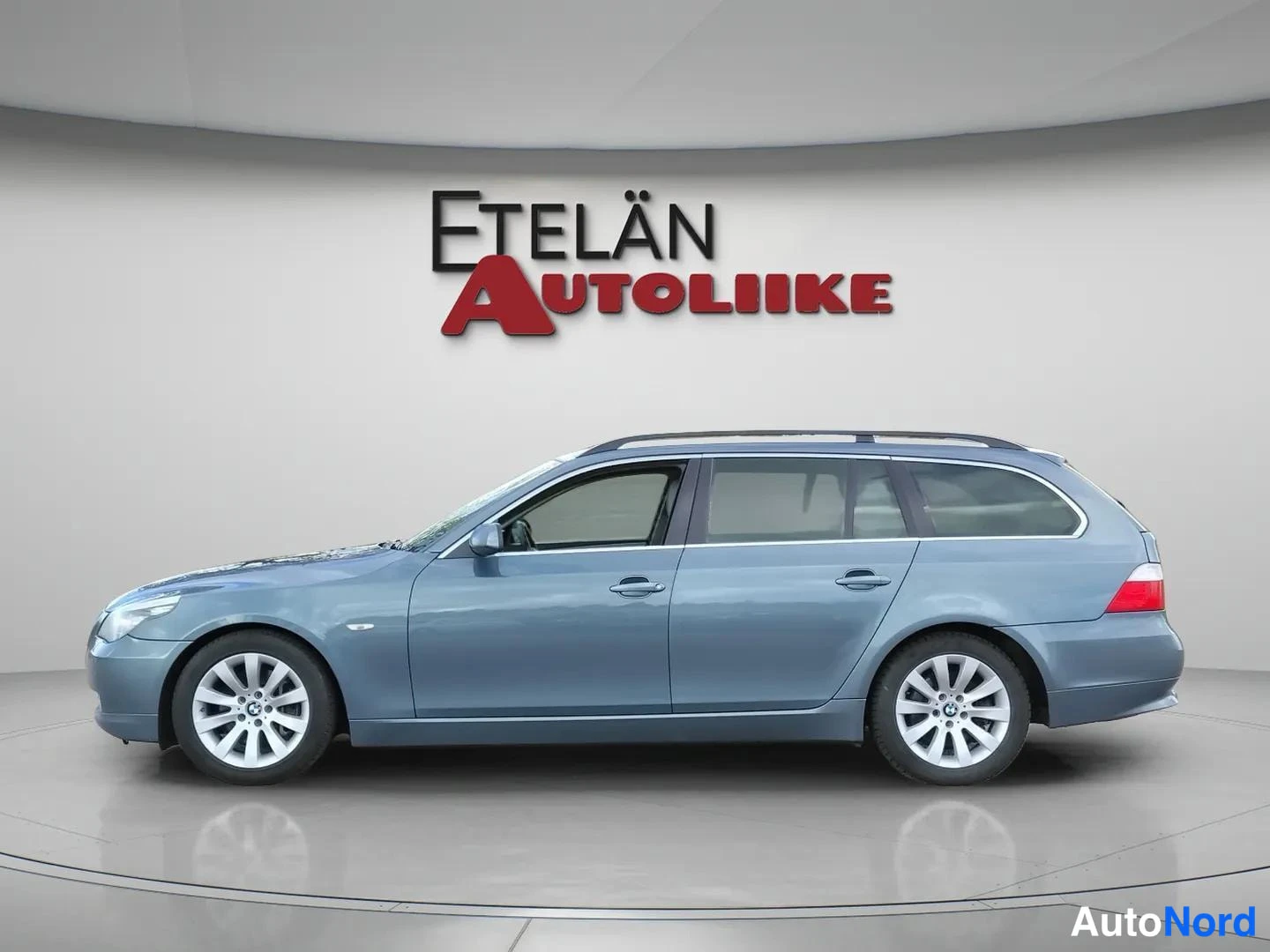 Sininen BMW 523i 2008, sivulta, kuva 6