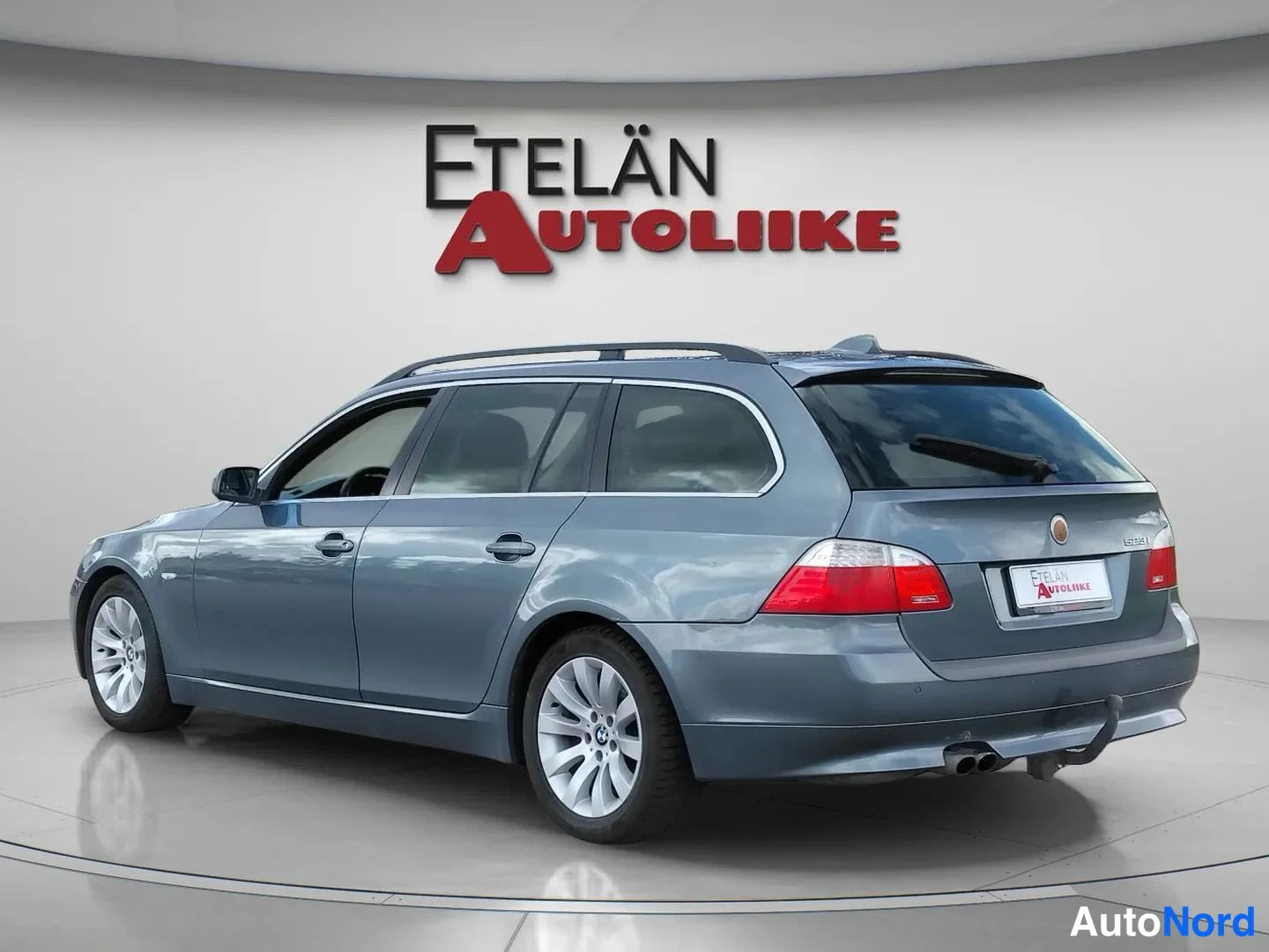 Sininen BMW 523i 2008, takaviisto, kuva 10