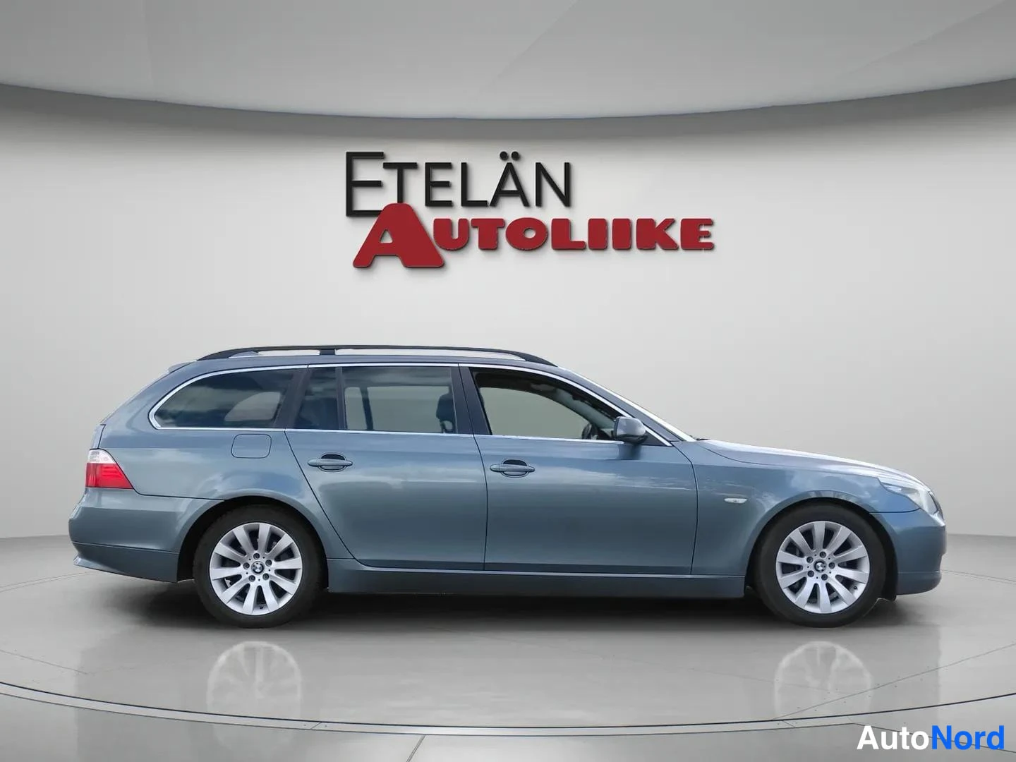 Sininen BMW 523i 2008, etuviisto, keula oikealle, kuva 4