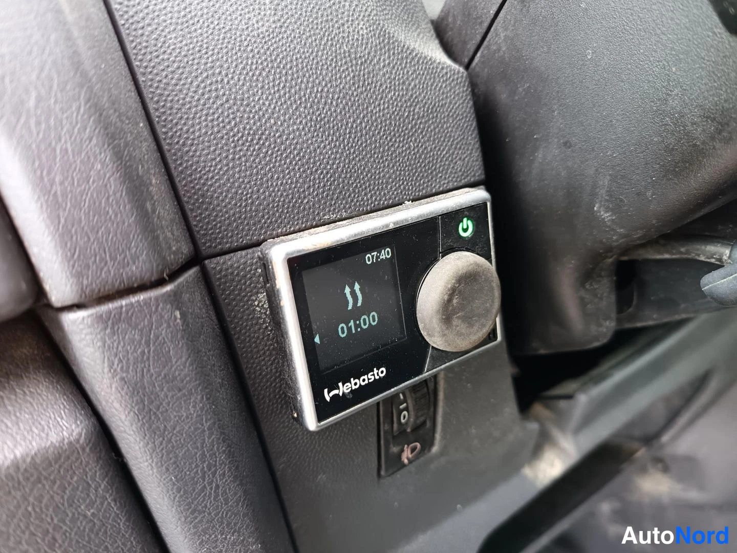 Muu: Webasto-ohjauspaneeli kojelaudassa, näytöllä aika 07:40 ja asetus 01:00.