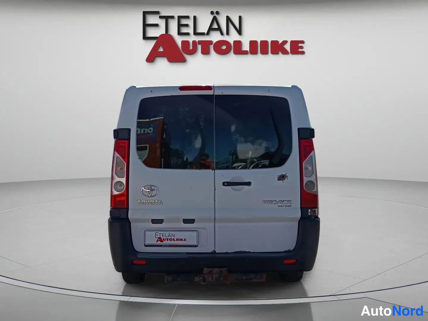 Takaa: Toyota Proace -pakettiauton takaosa suoraan takaa kuvattuna; Toyota- ja Proace-merkit takaovissa.