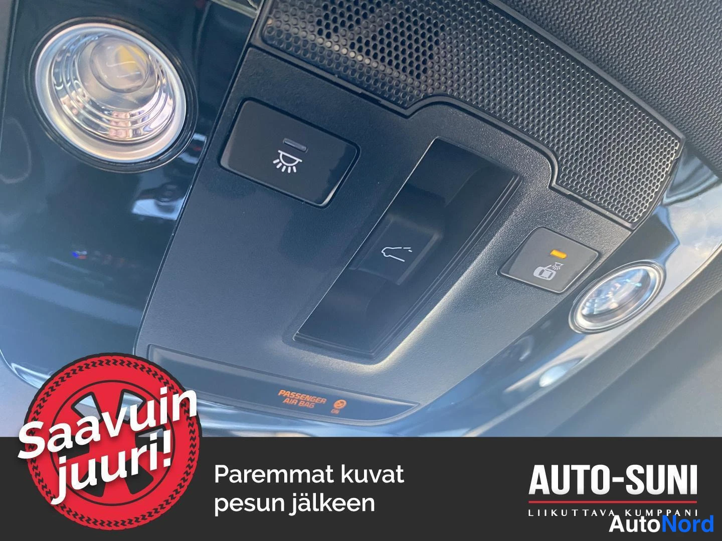 Muu: Kattokonsolin näkymäkuva: sisävalon ja takaluukun painikkeet, tekstit AUTO CLIMATE, A/C ja 21.0.