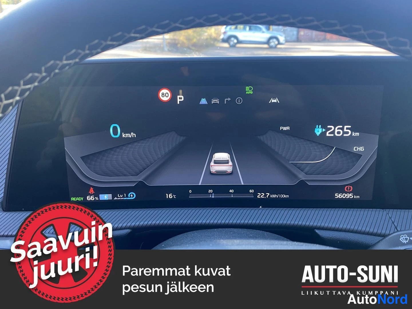 Yksityiskohta: Kia EV6:n digitaalinen mittaristo: nopeus 0 km/h, toimintamatka 265 km, akun varaustila 66 %, keskimääräinen kulutus 22,7 kWh/100 km ja kokonaislukema 56095 km.