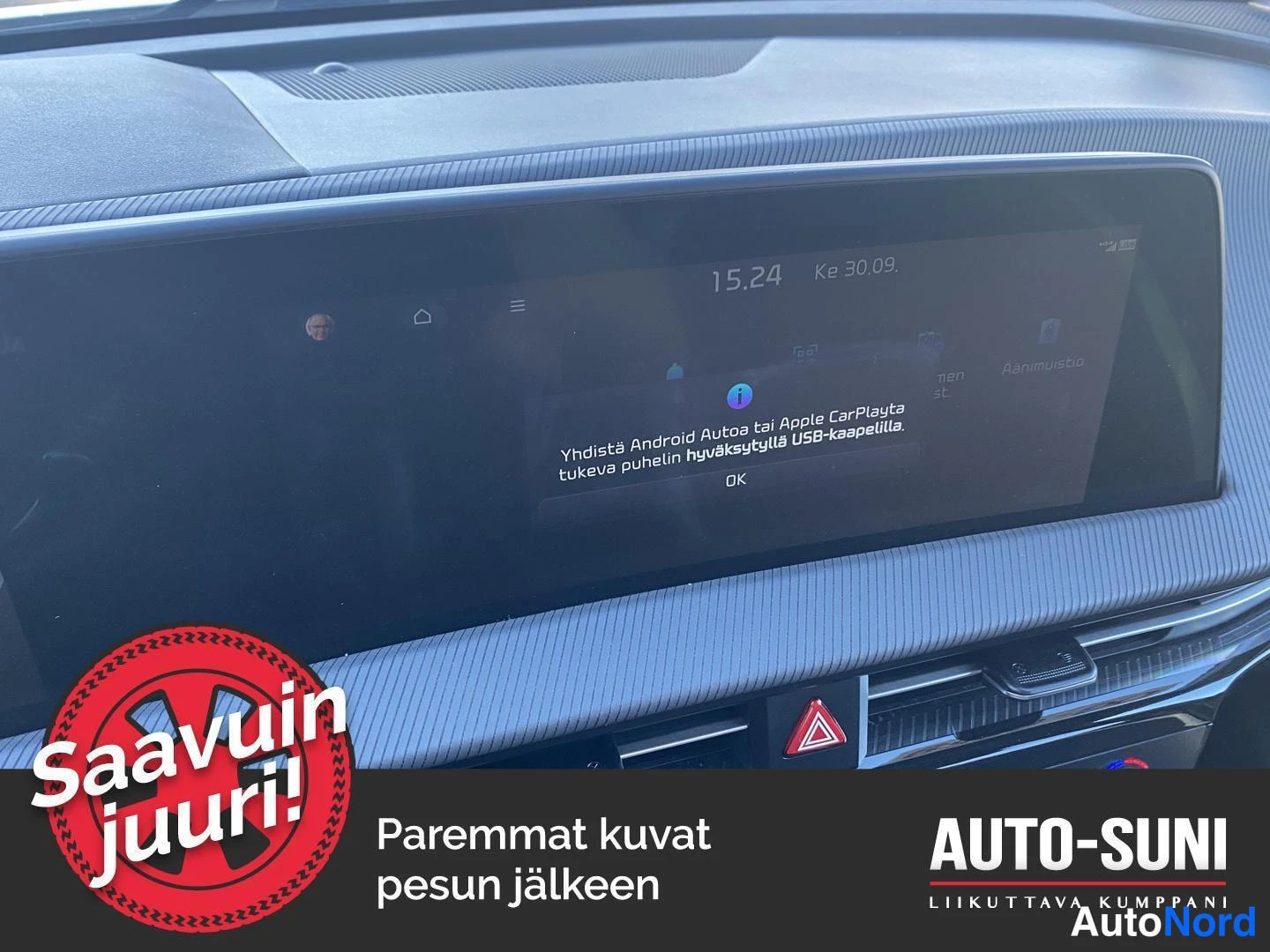 Muu: Auton infotainment-näyttö, jonka ruudulla lukee ohje yhdistää Android Autoa tai Apple CarPlayta tukeva puhelin hyväksytyllä USB-kaapelilla; näytön pinnassa voim