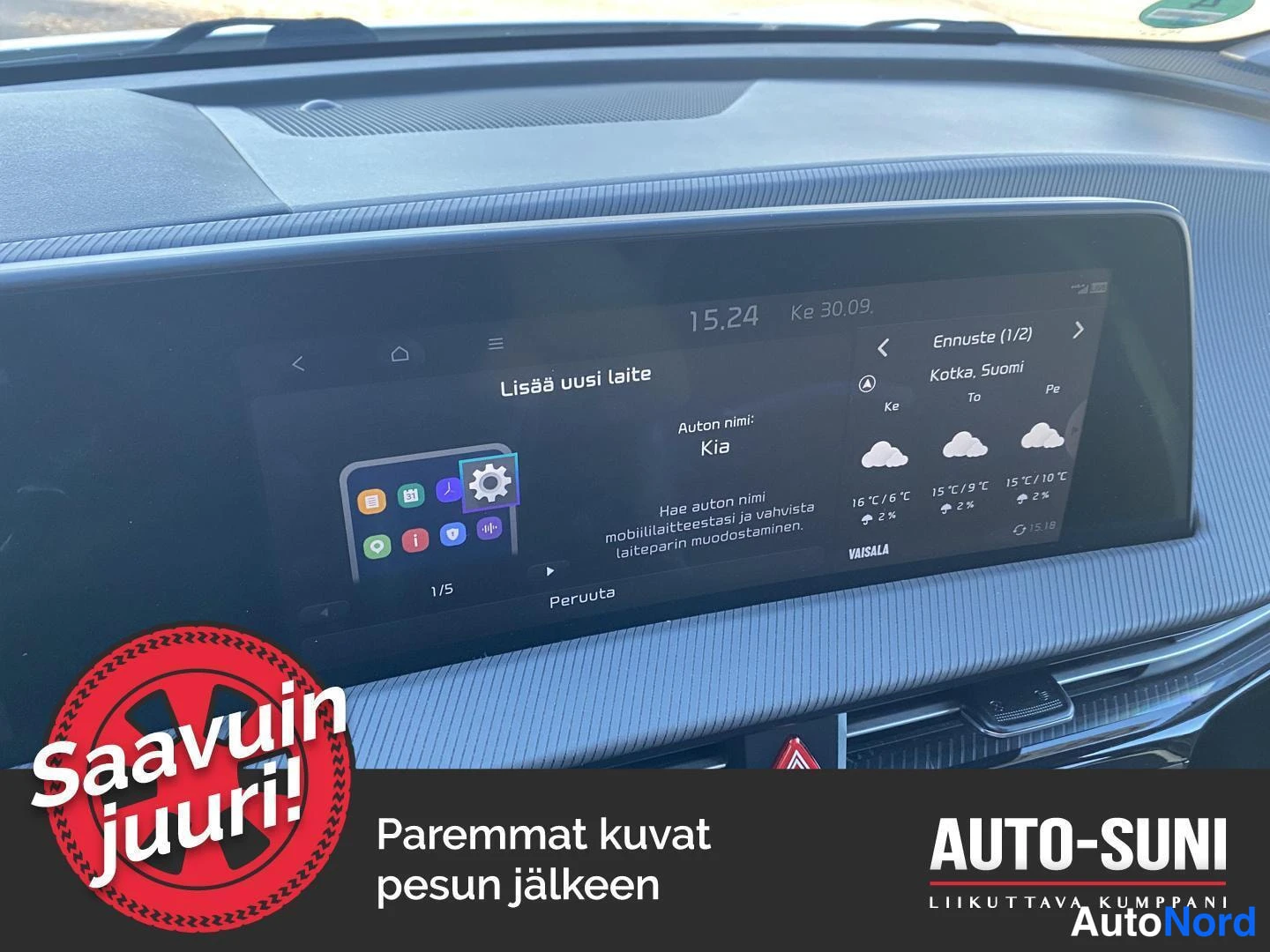 Muu: Infotainment-näytön 'Lisää uusi laite' -yhdistämisnäkymä, jossa auton nimeksi on syötetty Kia; oikealla sääennuste Kotka, Suomi; kuvan alaosassa myyjän mainosme
