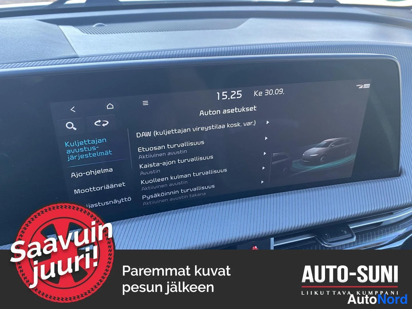 Muu: Infotainment-näytön 'Auton asetukset' -valikko, jossa listalla kuljettajan avustusjärjestelmien turvallisuusasetuksia; kuvan alaosassa myyjän mainosmerkintä.
