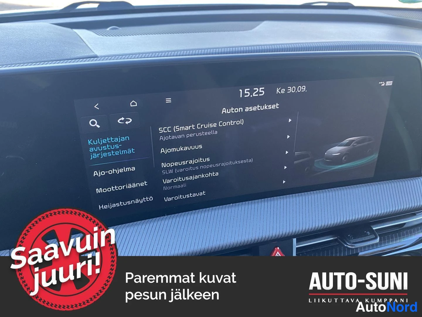 Muu: Autoon katsotaan sisäpuolelta: keskikonsolin infotainment-näytöllä on auki Auton asetukset -valikko, jossa listataan kuljettajan avustusjärjestelmiä, mm. SCC (S