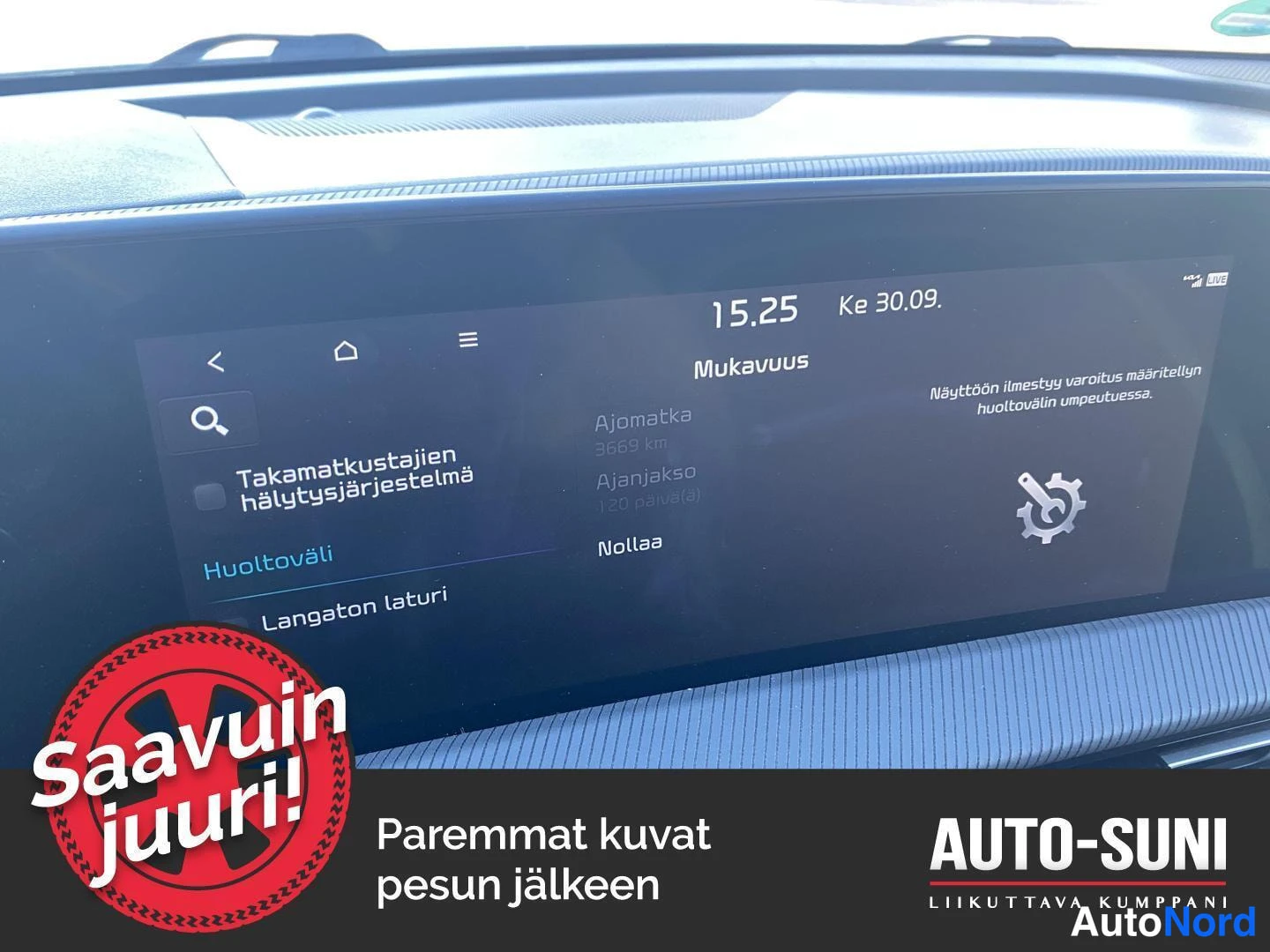 Muu: Kojeiston infotainment-näyttö Mukavuus-valikossa: Huoltoväli (Ajomatka 3669 km, Ajanjakso 120 päivä(ä), Nollaa), Takamatkustajien hälytysjärjestelmä ja Langaton