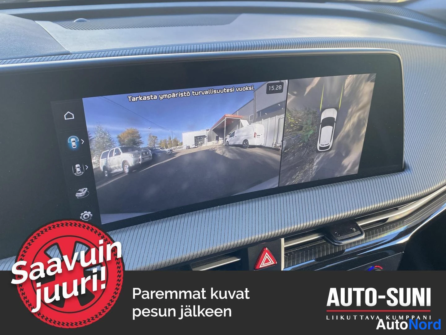 Muu: Sisäkuva auton kojelaudasta: suuri keskinäyttö näyttää 360-kamerajärjestelmän ympäristökuvan, vasemmalla etukameran näkymä piha-alueesta ja oikealla lintuperspe