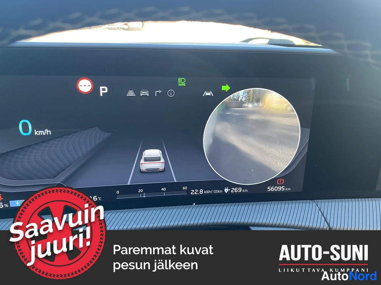 Sivulta: Kia EV6:n digitaalinen mittaristo: P-vaihde, nopeus 0 km/h, ajokilometrit 56095 km, kulutus 22,8 kWh/100 km ja toimintamatka 269 km; ruudussa myös ympäriview-ka